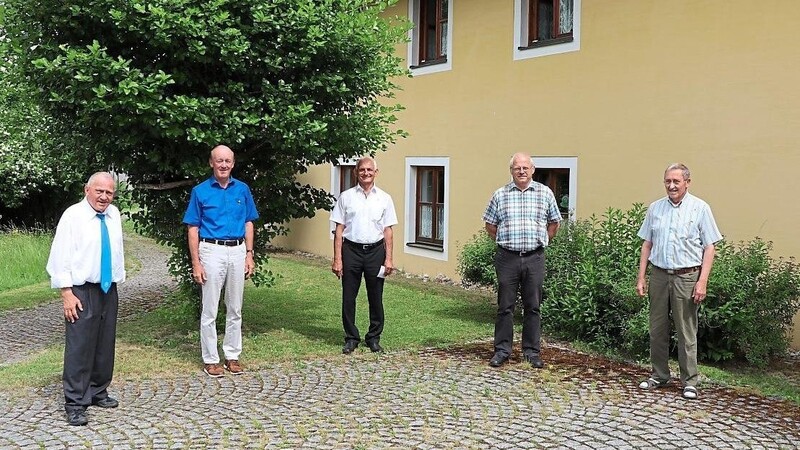 Pater Josef Schwemmer mit den Geehrten: Ortsobmann Josef Höpfl, Ludwig Baumgartner, Heinrich Krieger und Rudolf Raab (von links).