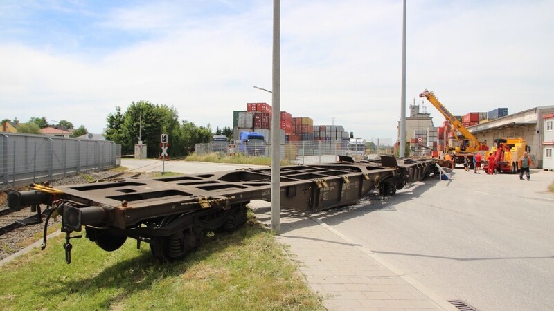 Am Freitagmittag kam es bei einem Container-Umladeplatz im Auweg in Regensburg zu einem spektakulären Bahnunfall.