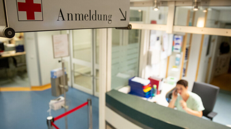 Ein Schild weist auf die Anmeldung in der Zentralen Notaufnahme am Klinikum Nürnberg Süd. Mit täglich durchschnittlich 250 Patienten zählen die Notaufnahmen beider Nürnberger Klinikstandorte zu den größten Notaufnahmen Deutschlands.