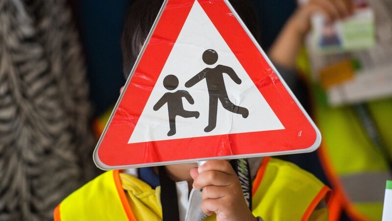Damit Kinder sicher im Straßenverkehr unterwegs sind, braucht es Verkehrsunterricht und Schulweghelfer. (Symbolbild)