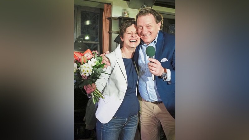 Sigi Hagl freut sich mit Stefan Gruber über ihre Nominierung zur Grünen Oberbürgermeisterkandidatin.