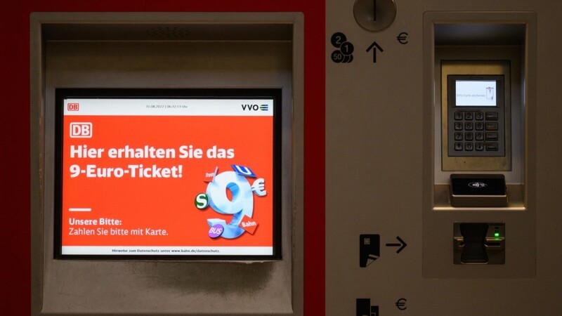 Auf dem Display eines Fahrkartenschalters auf dem Hauptbahnhof Dresden wird das 9-Euro-Ticket angeboten. Das Ticket läuft am 31. August ohne Nachfolgeregelung aus.