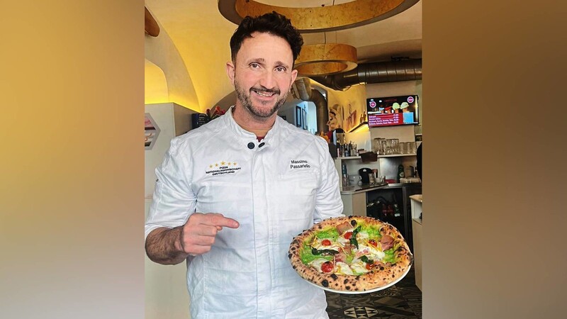 Massimo Passariello mit seiner modernen Kreation; damit hat er die Deutsche Meisterschaft der Pizzabäcker gewonnen. Er gehört au