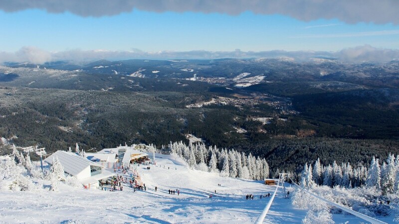 Der Arber präsentiert sich winterlich weiß, die Bedingungen für den Skisport sind gut.