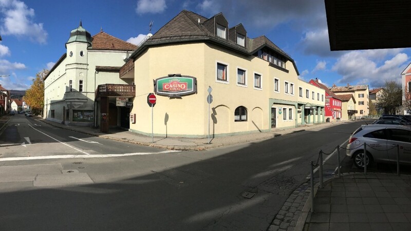 Über 5000 Quadratmeter umfasst das Proßlhof-Areal an der Ecke Konrad-Utz-Straße/Von-Müller-Straße. Zwei Interessenten wollen dort einen Lebensmittelmarkt realisieren. Bürgermeister Bauer sieht darin einen starken Frequenzbringer für die Innenstadt.