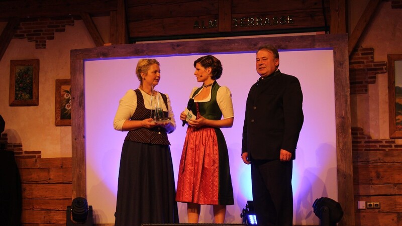 Marie-Luise Freimuth (li.) gewann mit Tilli's Hof, Kirchberg im Wald, den Sonderpreis für Nachhaltigkeit. Minister Helmut Brunner stand Pate, er konnte sich selbst schon von dem Projekt "Heute leben wie damals" überzeugen.