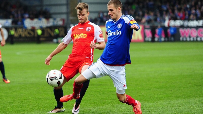 Benedikt Saller (links) und der SSV Jahn Regensburg wollen gegen Holstein Kiel für die nächste Überraschung sorgen.