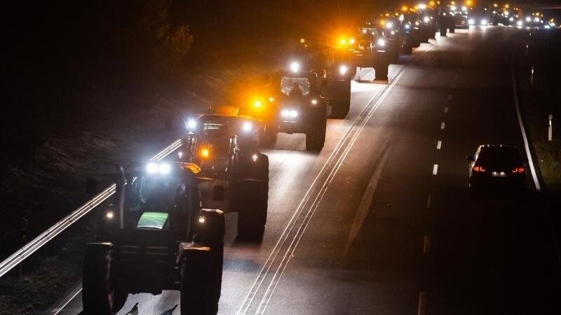 In Straubing haben in der Nacht auf Montag mehrere Landwirte mit ihren Traktoren die Zufahrtswege zu einem Supermarkt-Zentrallager blockiert. (Symbolbild)