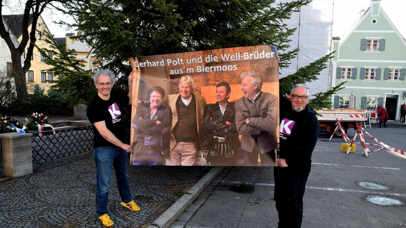 Rudi Heinz (l.) und Gerd Rothe (r.) zogen einen Leckerbissen an Land: Gerhard Polt und die Well-Brüder aus'm Biermoos treten am 20. März in der Moosburger Stadthalle auf.