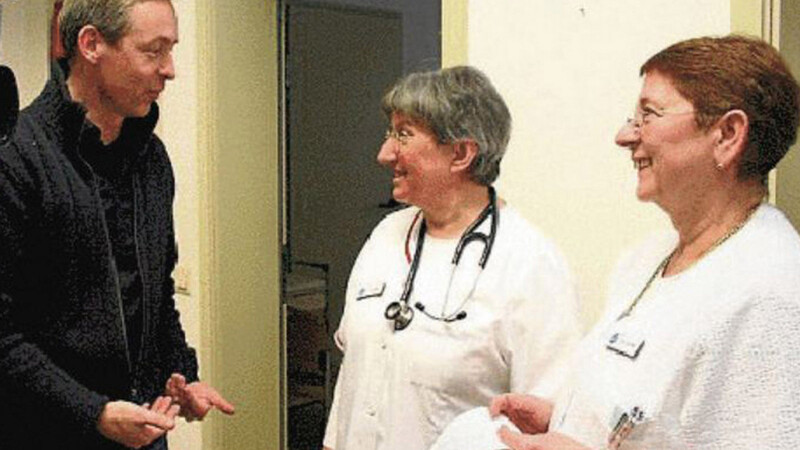 Reporter des BR im Gespräch mit den Ärztinnen Dr. Claudia Stahl und Dr. Elisabeth Lerche (r.) . (Foto: ziz)