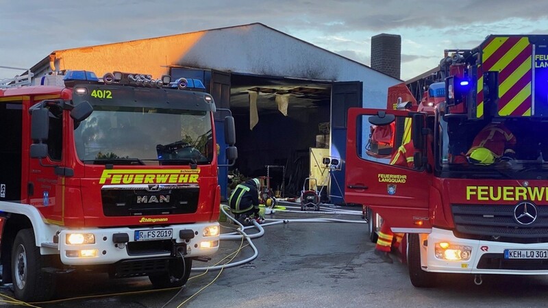 Feuerwehreinsatz in Schierling: Dort hat am Mittwochabend eine Lagerhalle gebrannt.