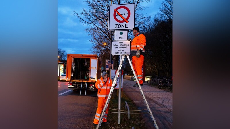 Den orangenen Klebestreifen auf dem Schild haben die zwei Arbeiter gestern entfernt. Denn ab jetzt gilt in der Innenstadt und dem Mittleren Ring ein Verbot von Euro-4-Dieseln.