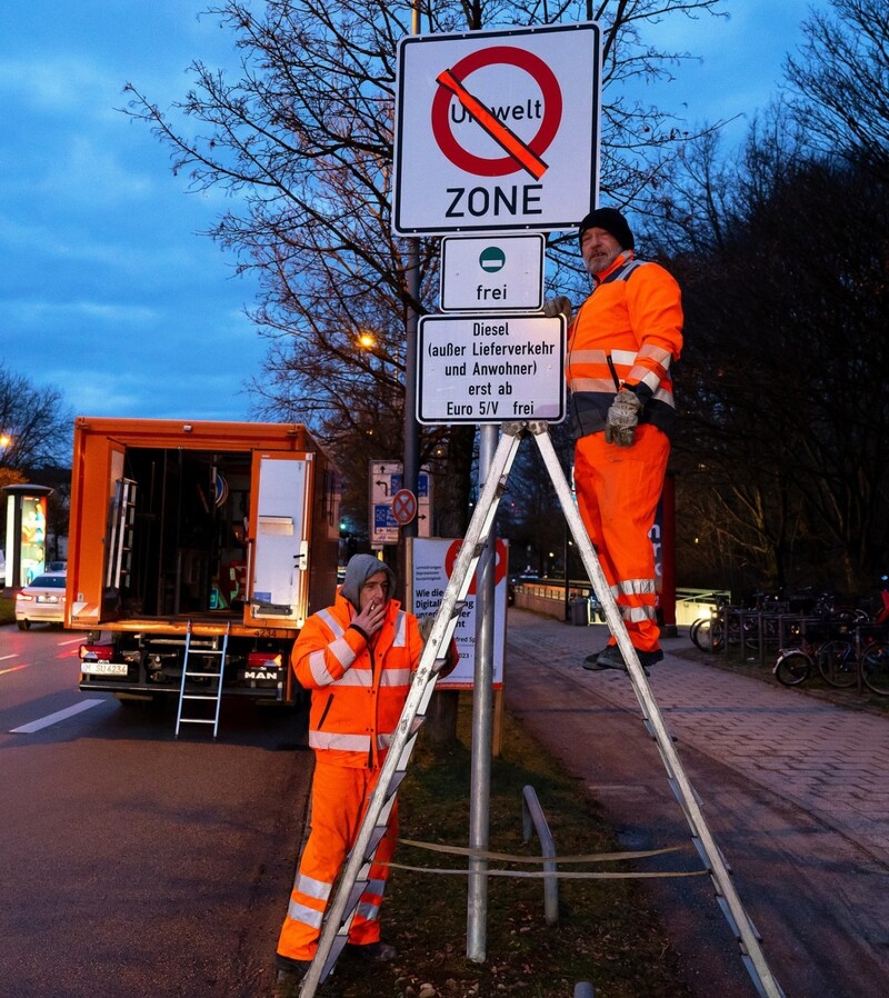 Den orangenen Klebestreifen auf dem Schild haben die zwei Arbeiter gestern entfernt. Denn ab jetzt gilt in der Innenstadt und dem Mittleren Ring ein Verbot von Euro-4-Dieseln. 