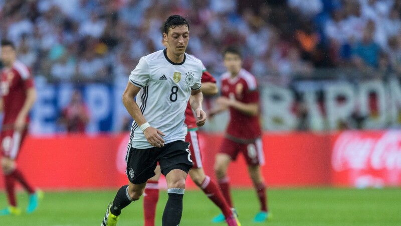 "Mesut ist in einer überragenden Verfassung. Er hat überragende Fähigkeiten wie kaum ein anderer Spieler auf dieser Position", sagt Bundestrainer Joachim Löw über Mesut Özil.
