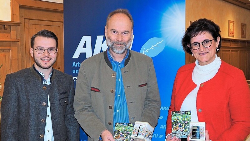 Mit einem Präsent bedankte sich der AKU-Kreisvorsitzende Stefan Fleischmann bei den Referenten Walter Haefeker und MdL Dr. Petra Loibl