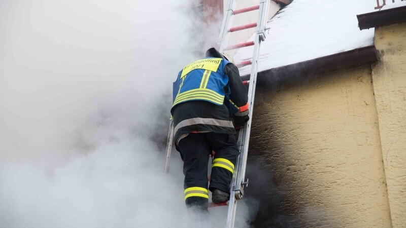 Inmitten dieses brennenden Hauses in der Griesgasse in Dingolfing entdeckte die Feuerwehr die Leiche.