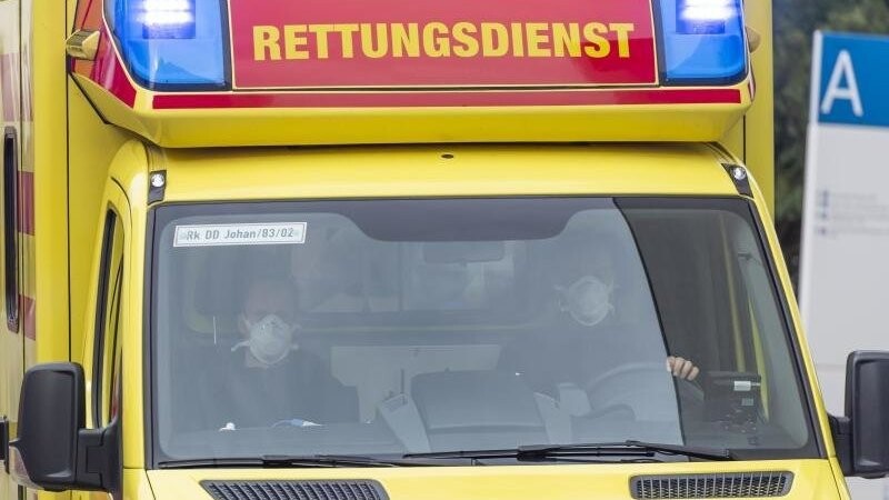 In Passau hat sich ein Unfall zwischen einem Auto und einem Rettungswagen im Einsatz ereignet. (Symbolbild)