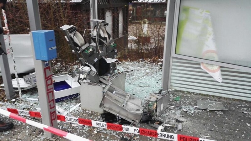 Am Bahnhof in Grub haben Unbekannte einen Fahrkartenautomaten gesprengt.