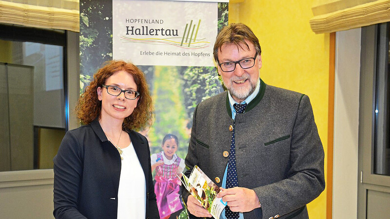 Vorsitzender Martin Wolf, hier mit Projektleiterin Heidemarie Gmelch, steht mit dem Vorstand des Hopfenland Hallertau Tourismus e. V. vor zukunftsweisenden personellen Weichenstellungen.