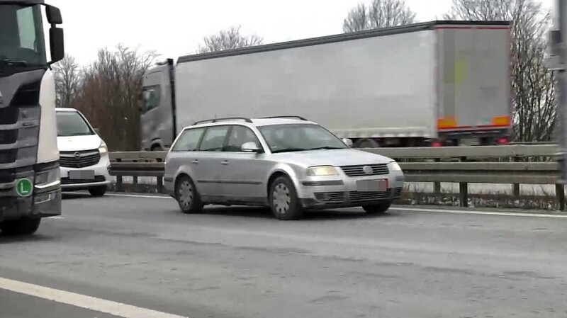 Ein ungeduldiger Lastwagenfahrer hat nahe Grafenau das Auto vor ihm einfach angeschoben (Symbolbild).