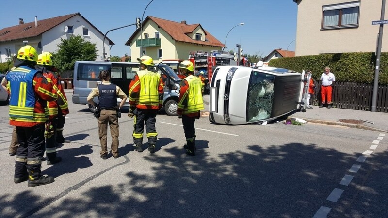 Am Mitttwochmittag sind an der Kreuzung Querstraße/Watzmannstraße in Landshut zwei Transporter zusammengestoßen.