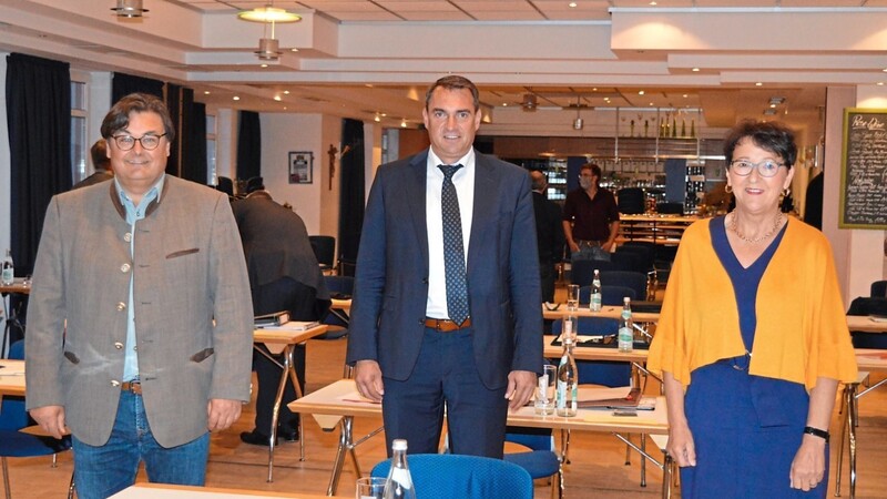 Bürgermeister Alfred Holzner vertreten künftig zweiter Bürgermeister Lauri Seidl (l.) und dritte Bürgermeisterin Angelika Aiwanger.