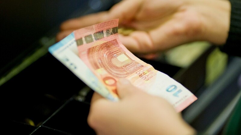 Zwei unbekannte Männer haben Donnerstagnacht in Neufahrn einen 54-Jährigen überfallen, direkt nachdem dieser Geld am Automaten abgehoben hatte.
