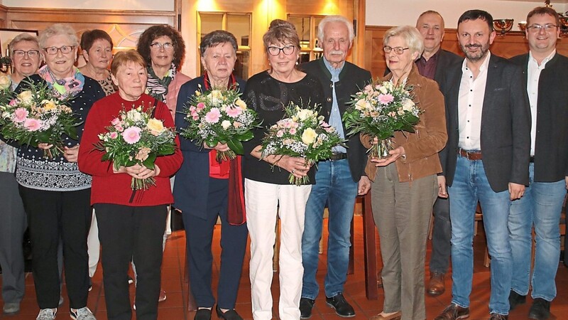 Arnfried Lausch führt auch die kommenden Jahren mit der neugewählten Vorstandschaft die Bad Kötztinger Tafel. Mit auf dem Bild Mitarbeiterinnen, die für ihr Engagement Blumen erhielten.