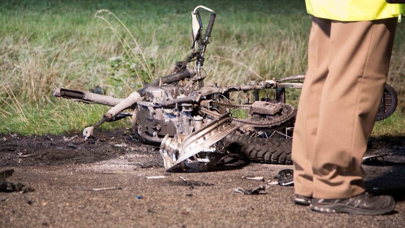 Auf der B299 sind am Mittwochabend zwei Motorradfahrer zusammengestoßen. Beide wurden dabei so schwer verletzt, dass sie noch an der Unfallstelle starben.