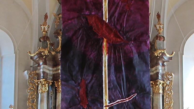 Der Altar bleibt bis Karfreitag verhüllt. Das Fastentuch und die beiden Kreuzwegbilder stammen von dem Bad Kötztinger Religionslehrer Christian Riederer.