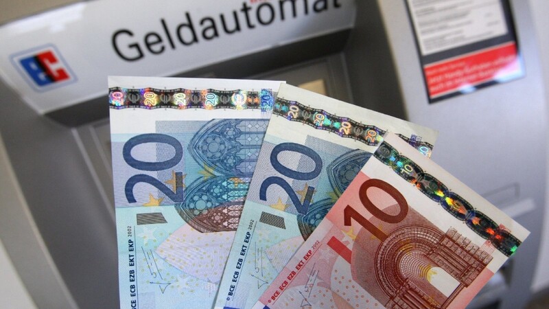 Am Bankautomaten fand ein 32-Jähriger aus dem Landkreis Landshut Geldscheine - und gab sie ab.