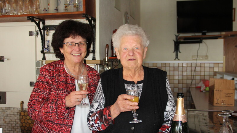 Liane Sedlmeier (l.) stößt mit Josefine "Beppi" Vogl auf deren 90. Geburtstag an.