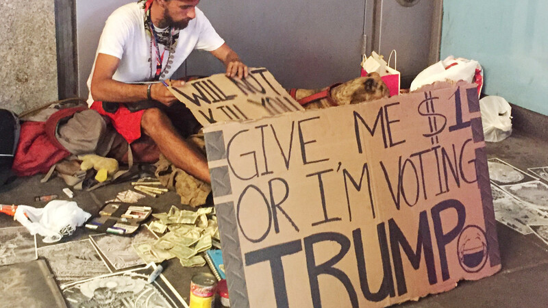 Ein Bettler in New York droht damit, Donald Trump zu wählen falls Passanten ihm kein Geld geben. Die vielen Dollarscheine zeigen: Die Idee funktioniert.