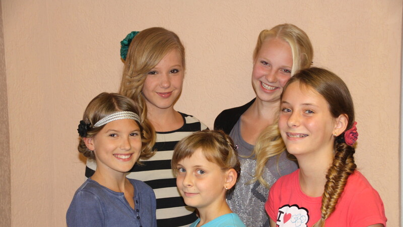 Fünf Frisuren zum schnellen Nachmachen zeigen Lea, Hannah, Leonie, Vanessa, Celina. (Fotos: Kerstin Weinzierl)