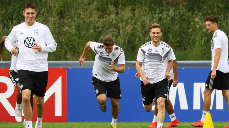 Kollegen beim FC Bayern und im DFB-Team: Niklas Süle (li.) und Joshua Kimmich.
