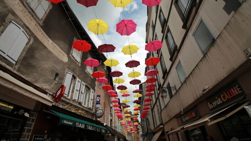 Die Hauptstadt des Cantal ist Aurillac. Sie ist unter anderem bekannt für die bunten Regenschirme, die in der Stadt hergestellt werden.