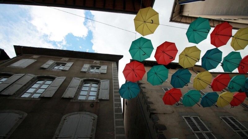 Die Hauptstadt des Cantal ist Aurillac. Sie ist unter anderem bekannt für die bunten Regenschirme, die in der Stadt hergestellt werden.