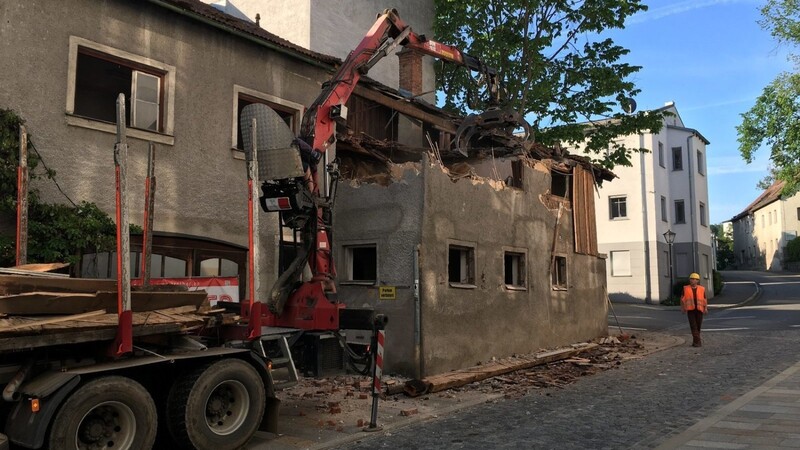 Seit Donnerstagmorgen wird das Semmlerhaus in Viechtach abgerissen.