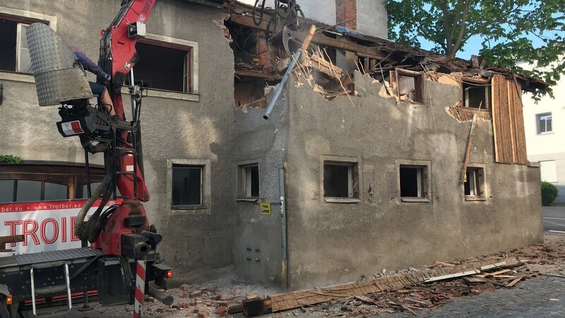 Seit Donnerstagmorgen wird das Semmlerhaus in Viechtach abgerissen.