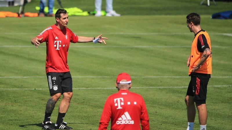 Am ersten Arbeitstag gleich sehr engagiert bei der Sache: Bayerns neuer Co-Trainer Miroslav Klose (l., im Gespräch mit Hansi Flick) und bei einer Anweisung für Adrian Fein (r.)