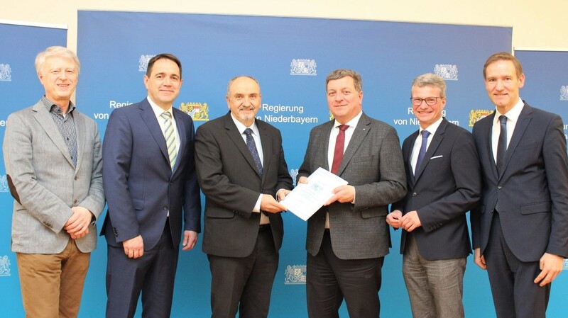 Regierungspräsident Rainer Haselbeck überreicht Staatsminister Christian Bernreiter (3. v. r.) den Planfeststellungsbeschluss für den Neubau der Ortsumgehung Auerbach.
