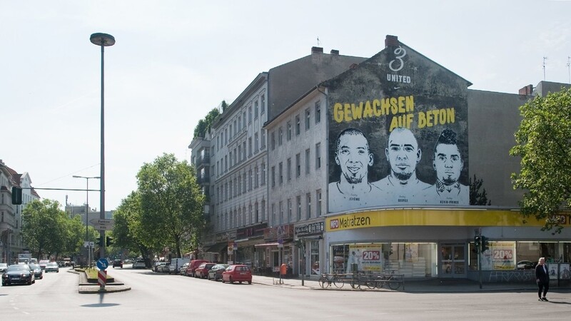 Wer den Stadtteil Wedding in Berlin besucht, entdeckt ein Bild von Fußballer Jérôme Boateng mit seinen Brüdern an einer Hauswand.
