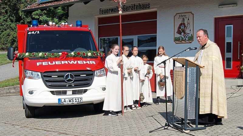 Pfarrer Michael Birner segnete das neue Tragkraftspritzenfahrzeug der Feuerwehr Weihenstephan und die damit arbeitende Mannschaft.  Fotos: hir