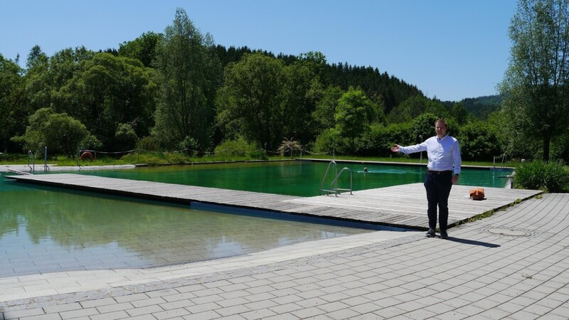 Hereinspaziert - Bürgermeister Johannes Vogl lädt zum Badespaß ins Naturbad Zellertal ein.