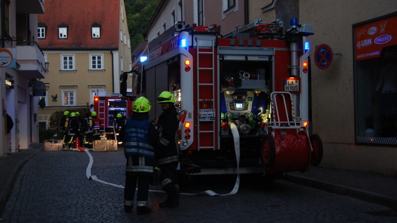 Wegen Rauchentwicklung in einer Tiefgarage musste am Dienstagabend die Landshuter Feuerwehr ausrücken. (Fotos: sp)