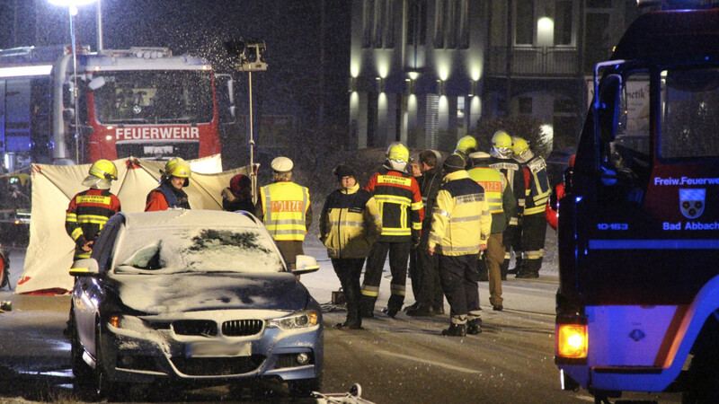 In Bad Abbach wurde am Samstagabend eine Fußgängerin von einem Auto erfasst und dabei getötet.