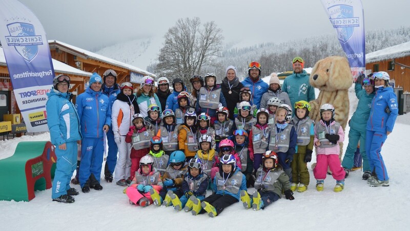 Siegerehrung mit Skiischulmaskottchen HONSA