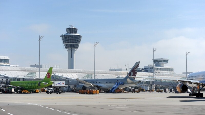 Der Flughafen München soll nach dem Willen der Betreibergesellschaft weiter wachsen - Naturschützer und das Aktionsbündnis "aufgeMUCkt" haben etwas dagegen.