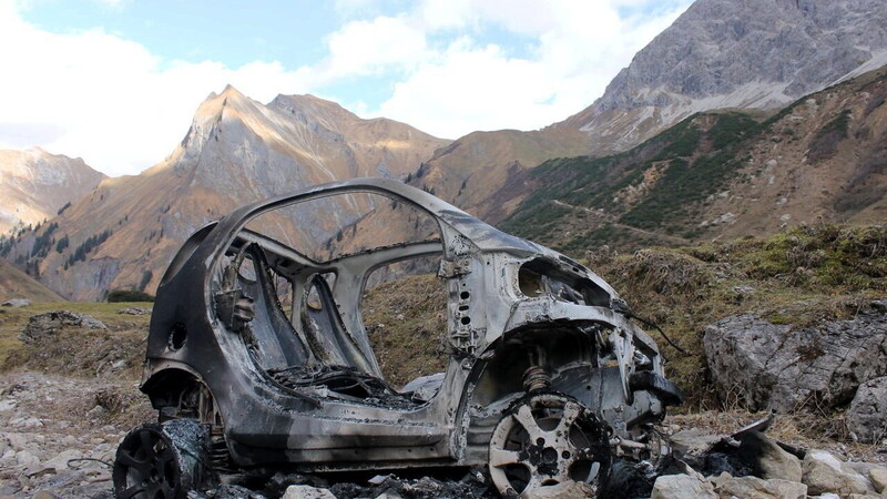 In den Allgäuer Bergen hat die Polizei ein ausgebranntes Autowrack entdeckt. Wie es dort hinkam, ist noch völlig unklar.
