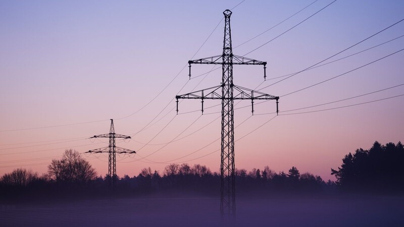 Deutschland hat eines der sichersten Stromnetze weltweit. Kurzzeitige, kontrollierte Stomabstellungen könnten aber nicht ausgeschlossen werden, heißt es.